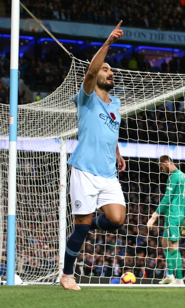 Man City surges clear of United but EPL title race wide open